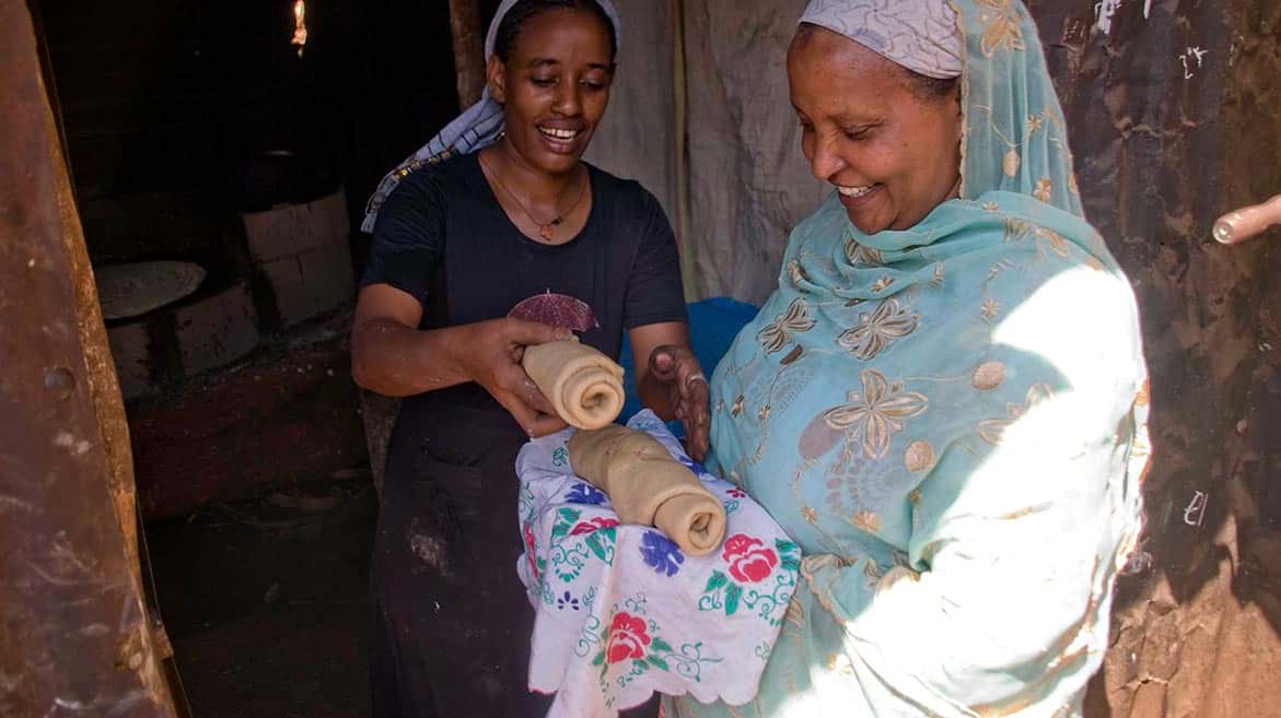 2 Frauen in Äthiopien mit Injeras in der Hand